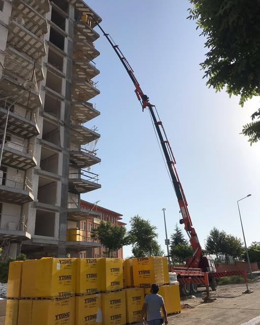 Sahada vinç çalışması
