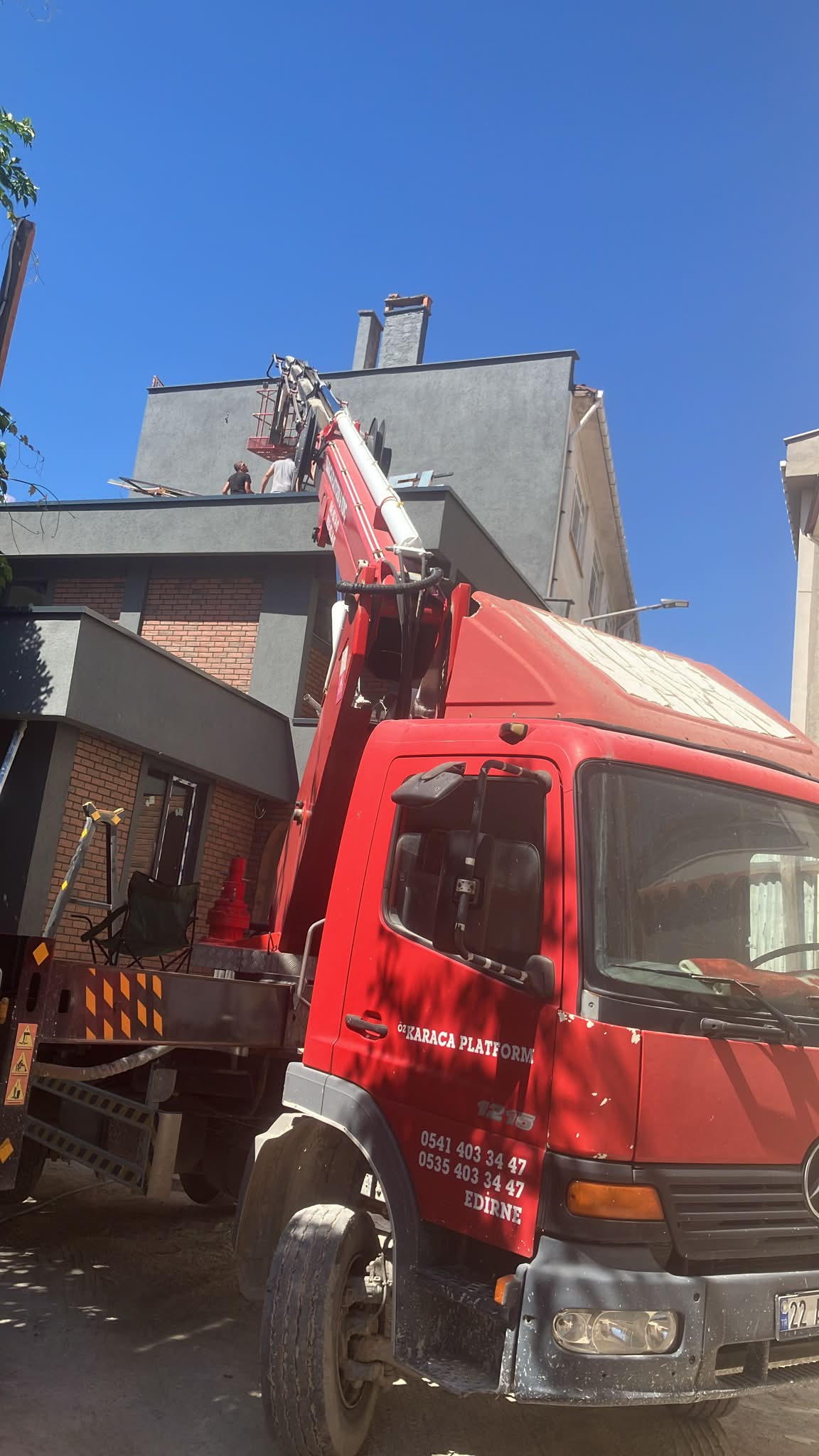 Sepetli vinç ile çatı çalışması