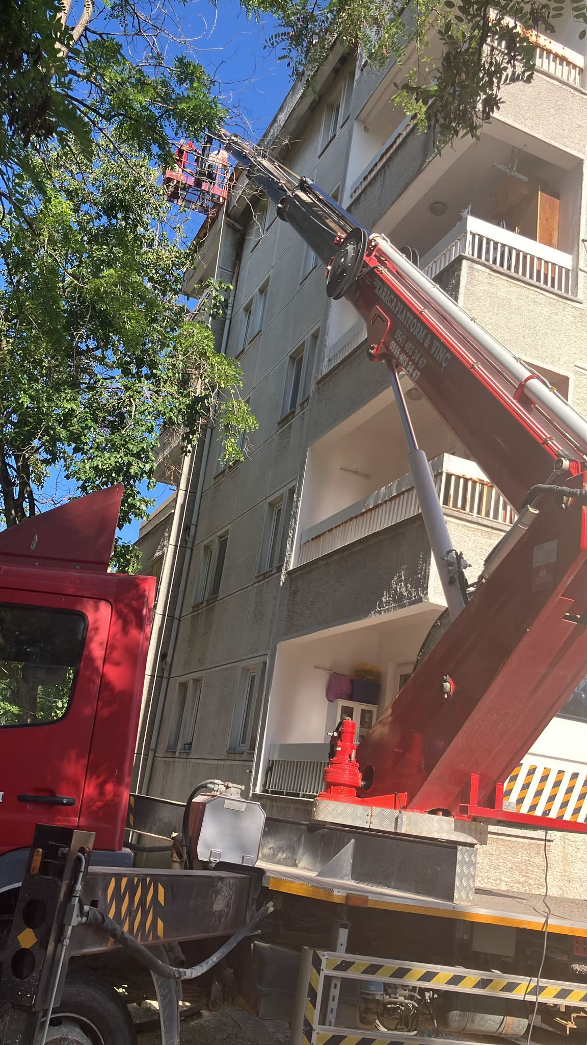 Sepetli vinç ile dış cephe çalışması